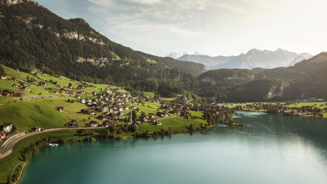 Train, Zentralbahn/ZB, Summer/Spring, Zentralschweiz, Lake
